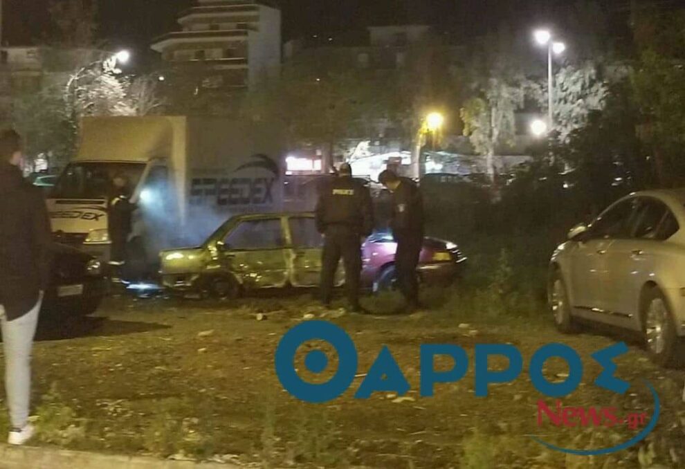Αυτοκίνητο τυλίχθηκε στις φλόγες στο κέντρο της Καλαμάτας