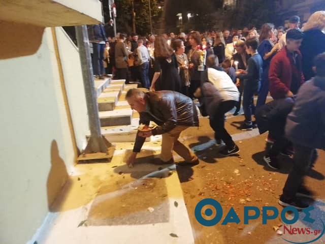 Γαρύφαλλα και στάμνες πέταξαν στον Άγιο Γεώργιο της Καλαμάτας όταν ακούστηκε το Χριστός Ανέστη