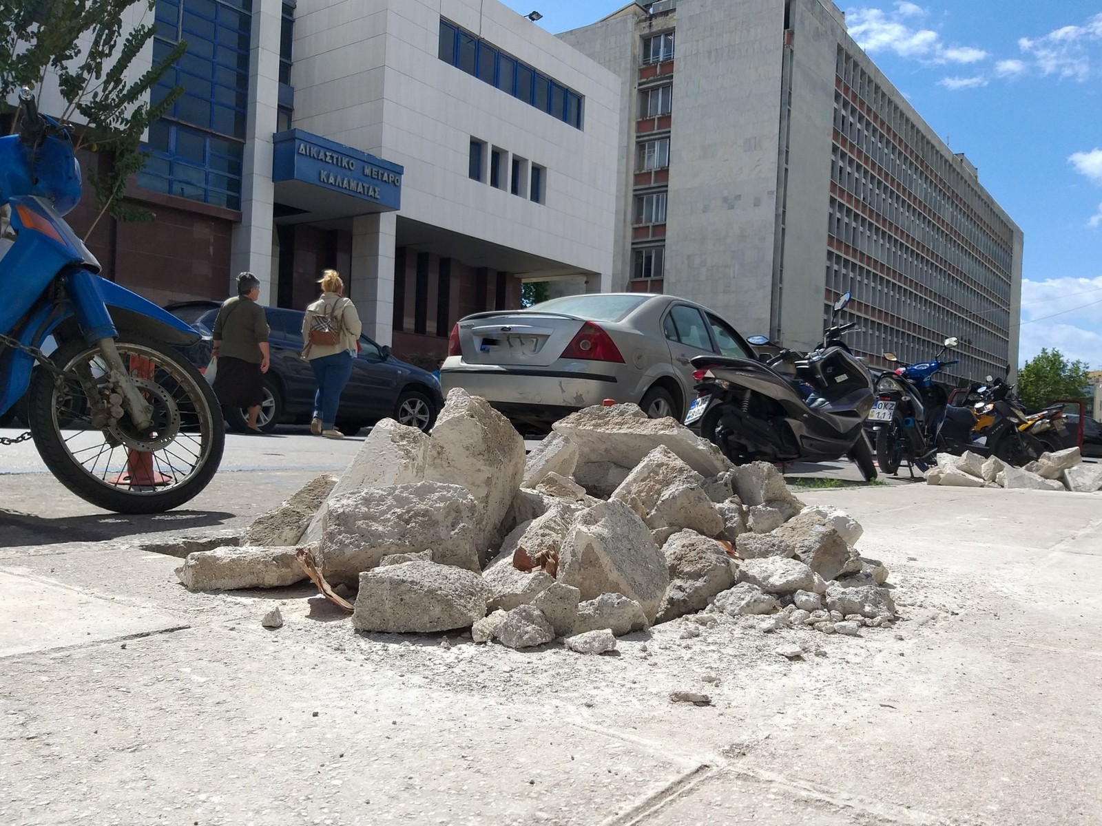 Άνοιξαν τις τρύπες στα πεζοδρόμια και τα παράτησαν