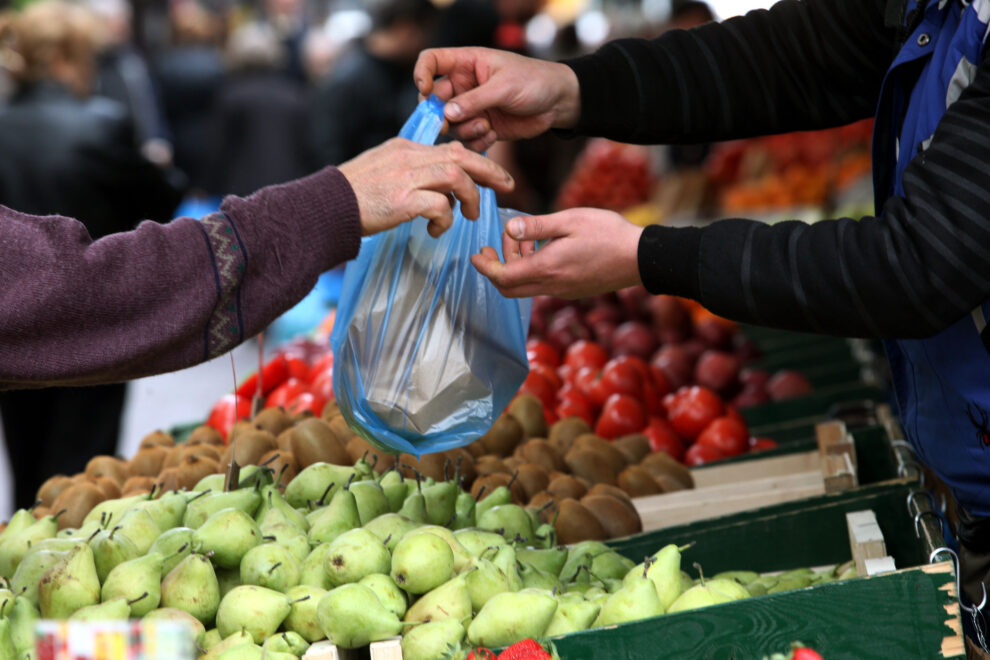 «Πόλεμος» κυβέρνησης – δημάρχων για τις άδειες των λαϊκών αγορών