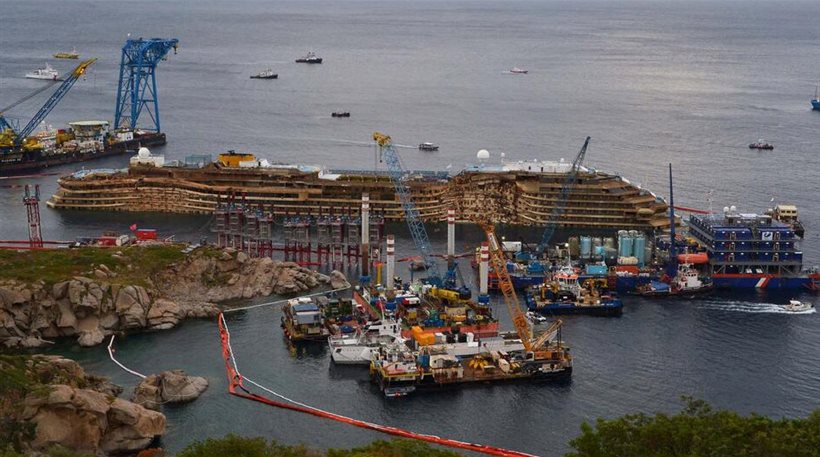 Ορθιο και πάλι το Costa Concordia  (βίντεο)