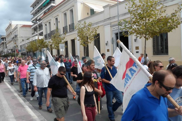 Η πορεία του ΠΑΜΕ  στους δρόμους της Καλαμάτας με στάση στα γραφεία της Χρυσής Αυγής (βίντεο)