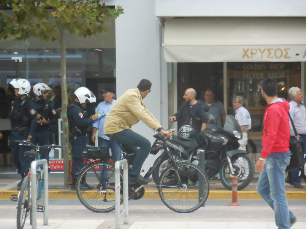 Πεζοδρόμιο και μοτοσυκλέτα