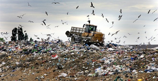 Σκουπίδια: Το ΥΠΕΚΑ υπεύθυνο μόνο  για τη ΜΠΕ, όχι για τη χωροθέτηση