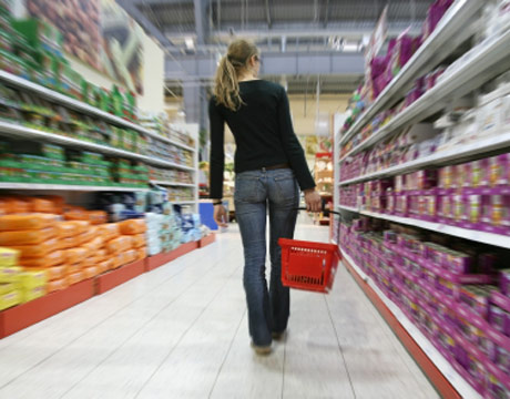 Οι μειώσεις που θα βλέπουν από αύριο οι καταναλωτές στα ράφια των σούπερ μάρκετ