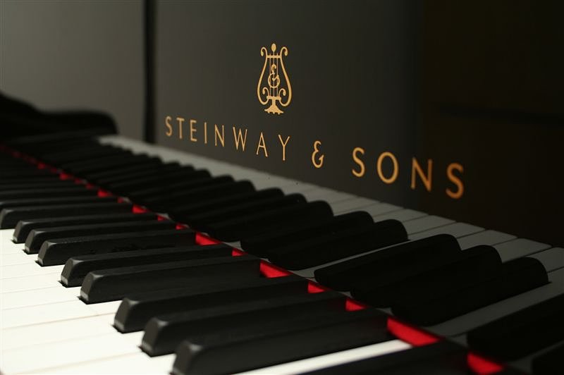 Είχαν μετατρέψει σε μπάρα, τραπεζαρία, μπαγκαζιέρα πιάνο Steinway & Sons