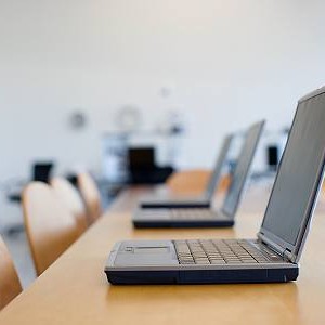 Τρία προγράμματα κατάρτισης για εργαζόμενους