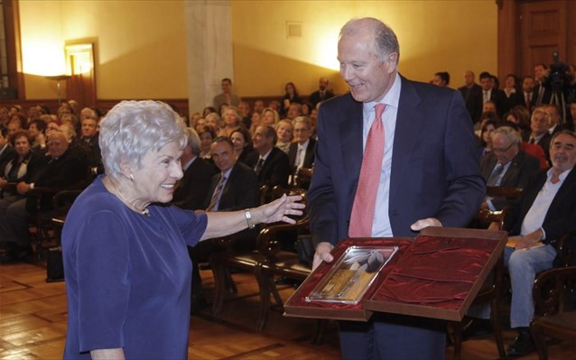 Η πειθαρχία της υπαλλήλου «σωφρόνισε» την ποιήτρια – Η Τράπεζα της Ελλάδος τίμησε την Κική Δημουλά