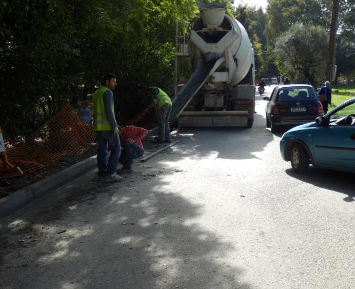 Προχωρούν οι εργασίες για το πεζοδρόμιο στην Ψαρών, παρεμβάσεις και στο Πάρκο