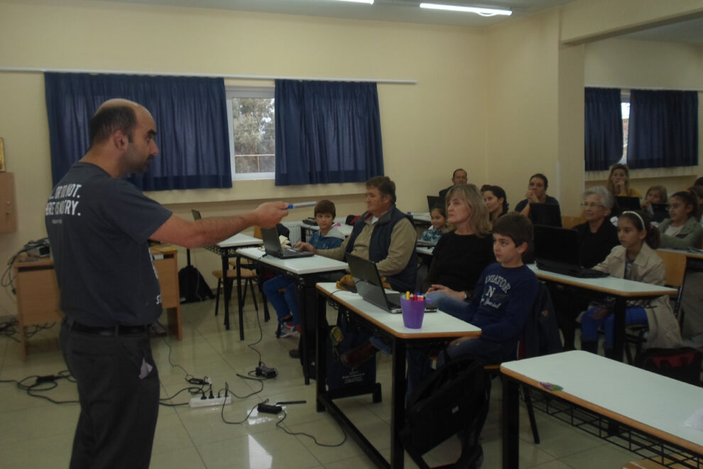 Εντυπωσιακή συμμετοχή στο πρώτο  μάθημα του κινήματος CoderDojo