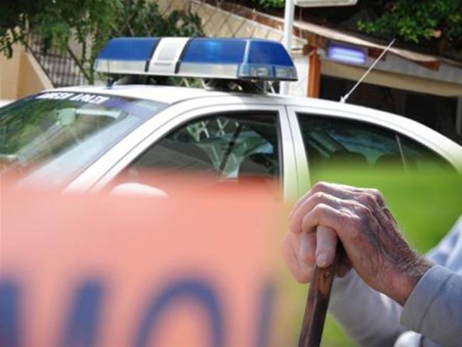 90χρονος τα έβαλε με οπλισμένους κουκουλοφόρους και τους έτρεψε σε φυγή