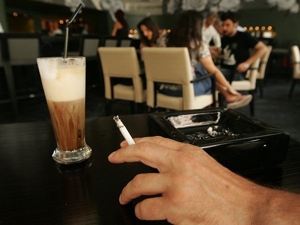 Αυστηροί έλεγχοι για το κάπνισμα σε κλειστούς δημόσιους χώρους