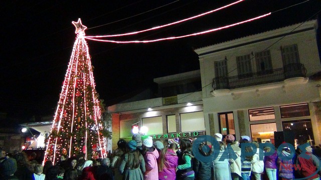 Άναψε το Χριστουγεννιάτικο δέντρο του Εμπορικού Συλλόγου Κυπαρισσίας στο κέντρο της Αγοράς (φωτογραφίες)