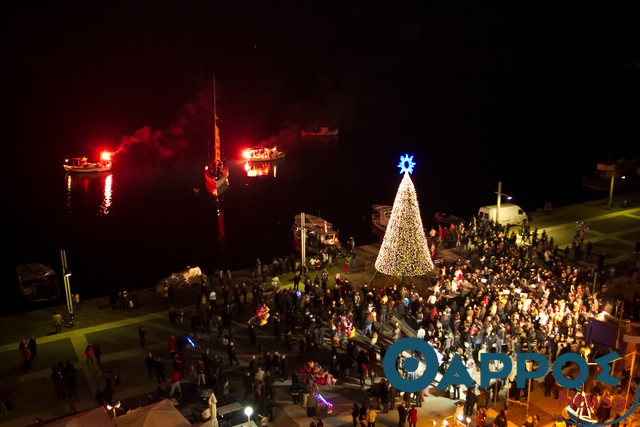 Άναψε και το χριστουγεννιάτικο δέντρο στο λιμάνι της Καλαμάτας (φωτογραφίες και βίντεο)