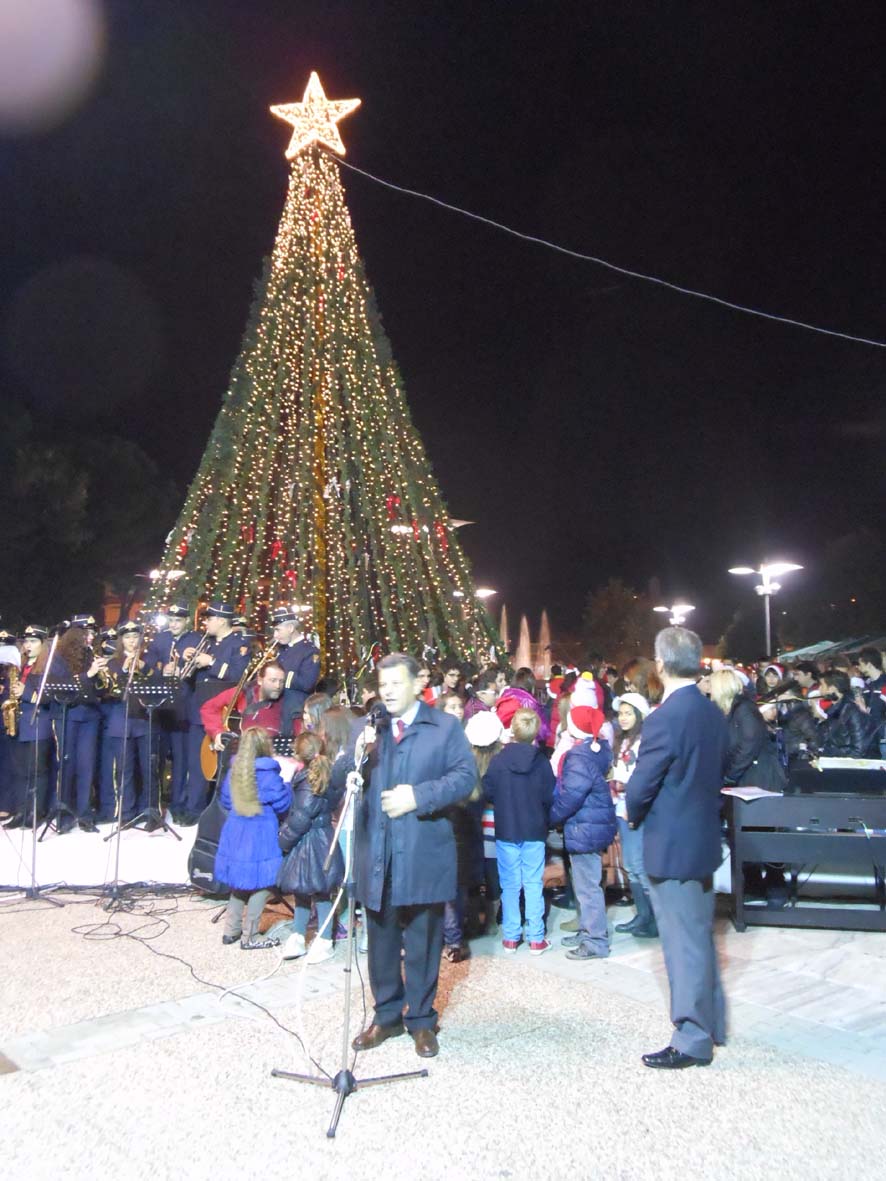 Άναψε χθες το χριστουγεννιάτικο δέντρο στη Μεσσήνη (φωτογραφίες)