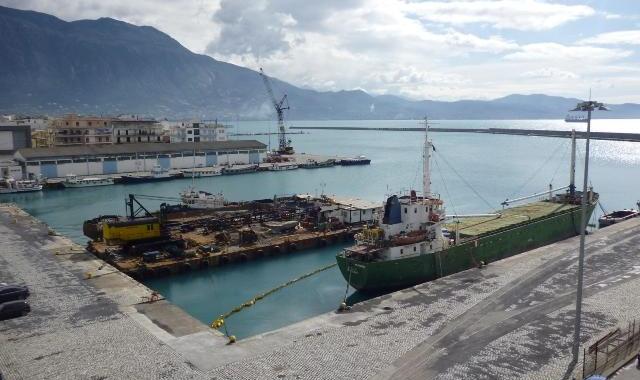 Πλειστηριασμοί για τα σαπιοκάραβα της Καλαμάτας στις αρχές Ιανουαρίου