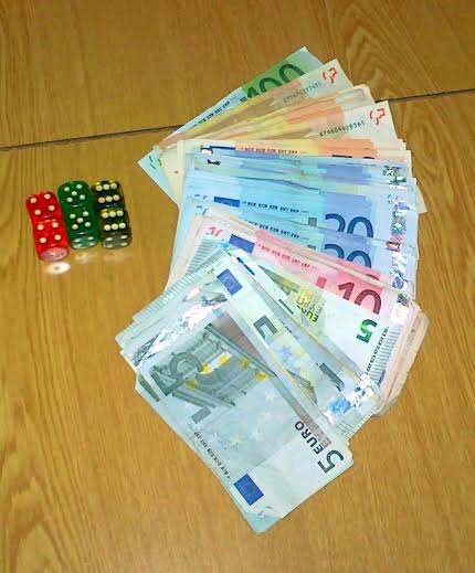 Συνελήφθησαν δέκα άτομα που έπαιζαν ζάρια (φωτό)