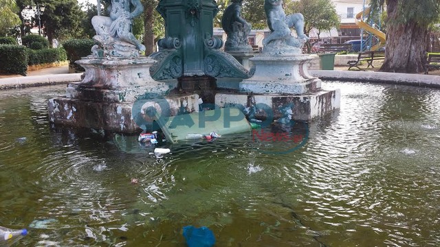 Μεθυσμένοι αλλοδαποί έριξαν κάδο  σκουπιδιών στο σιντριβάνι της πλατείας των Φιλιατρών (φωτογραφίες)