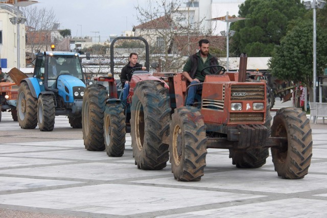 «Αυτή είναι μόνο η αρχή και θα γίνει δεύτερο Κιλελέρ» δηλώνουν αγανακτισμένοι οι αγρότες (φωτογραφίες και βίντεο)