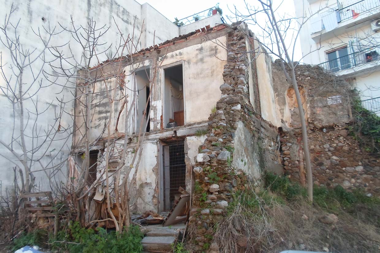 Κατεδαφίζονται τα δύο  χαλάσματα στην οδό Σταδίου