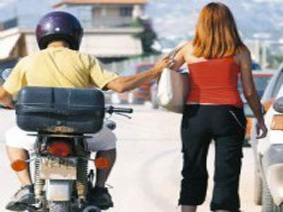 Σύλληψη 30χρονου τσαντάκια για ληστεία σε βάρος 42χρονης στην Καλαμάτα