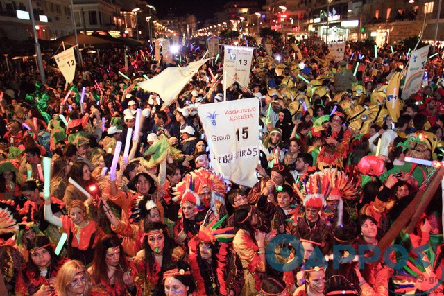 Βούλιαξε η πλατεία της Καλαμάτας από αυτοφωτιζόμενους  καρναβαλιστές (φωτογραφίες και βίντεο)