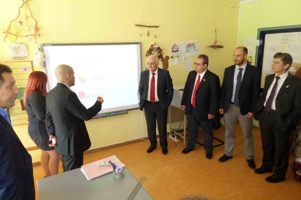 Πέντε διαδραστικούς πίνακες δώρισαν οι Ρόταρι στο 1ο Ειδικό Δημοτικό Σχολείο Καλαμάτας