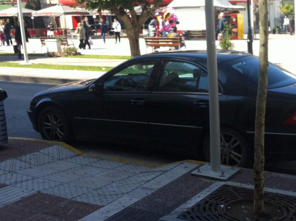 Mercedes σταθμευμένη σε ράμπα στην Αριστομένους!