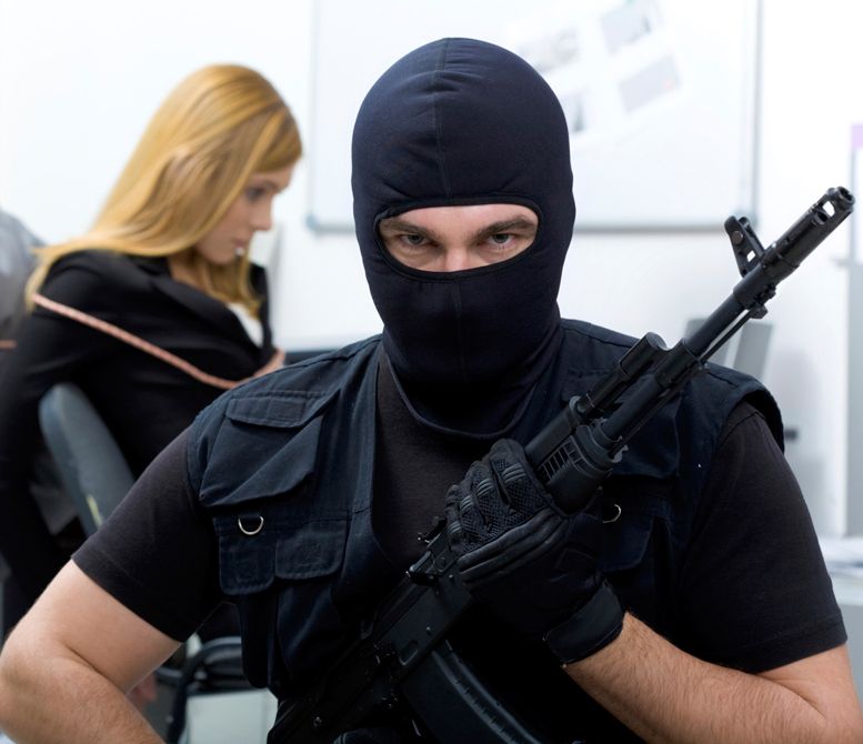 Στο μικροσκόπιο τα ευρήματα της ληστείας στην Τράπεζα Πειραιώς