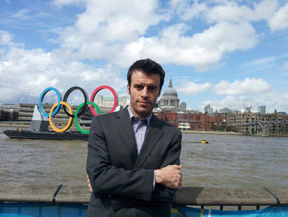 Γιάννης Μαυρίκης από το Λονδίνο: “Μου λείπει η «ταξιδιάρα» θάλασσα της Μεσσηνίας”