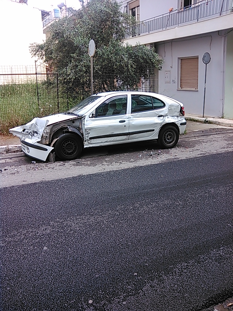 Αγροτικό πήρε «σβάρνα» παρκαρισμένο αυτοκίνητο και ταμπέλες στην Καλαμάτα