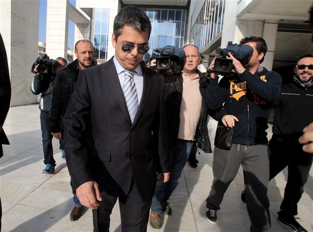 Λυγμοί Μπούκουρα στη Βουλή: Δεν είμαι φασίστας, ο Ανδρέας Παπανδρέου με έκανε εθνικιστή (βίντεο)