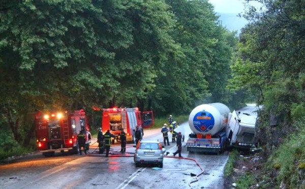 Διαρροή υγραερίου μετά από τροχαίο με βυτιοφόρο (φωτογραφίες)