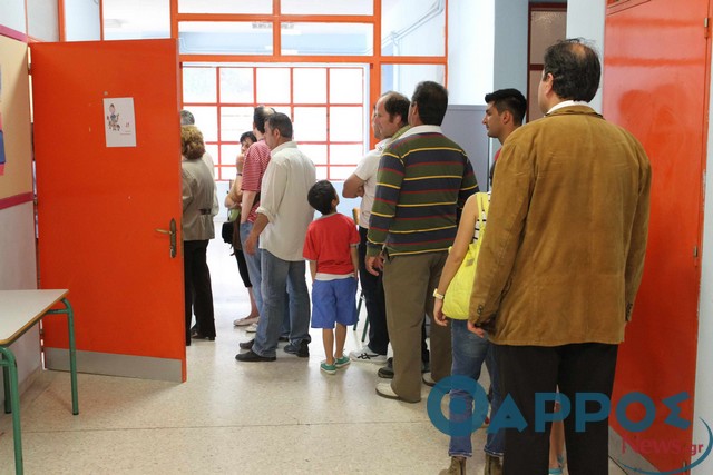 Κορυφώθηκε το απόγευμα η προσέλευση των ψηφοφόρων στην Καλαμάτα (φωτογραφίες)