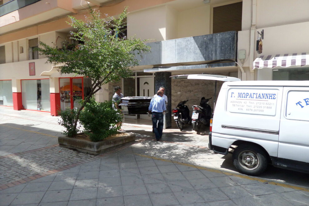 57χρονος βρέθηκε νεκρός στο διαμέρισμά του στην οδό Βαλαωρίτου στην Καλαμάτα