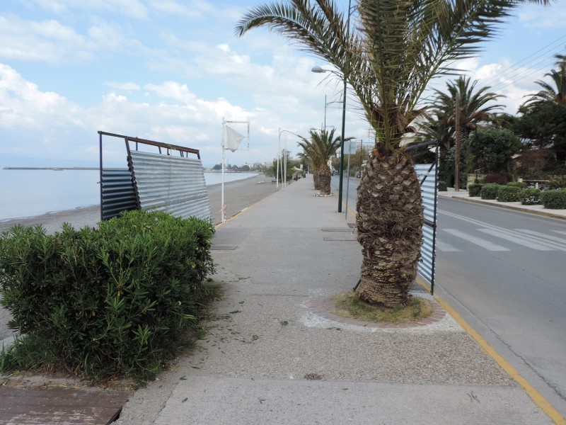 Εργασίες της ΔΕΥΑΚ στο νότιο πεζοδρόμιο της Ναυαρίνου