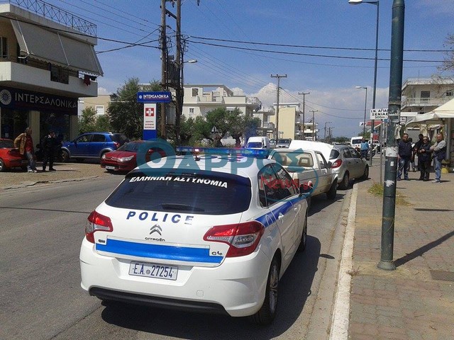 Πεζός τραυματίστηκε ύστερα από σύγκρουση αυτοκινήτων στην Αθηνών (φωτογραφίες)