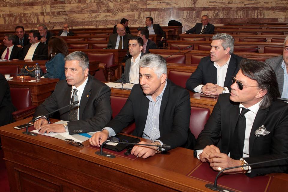 Συγκέντρωση δημάρχων έξω από τη Βουλή