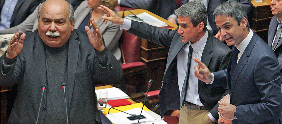 Πήγαν να παίξουν ξύλο στη Βουλή (βίντεο)