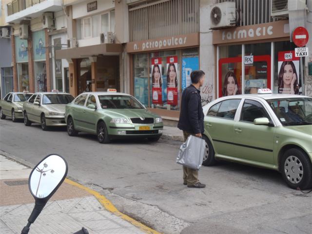 Απόφαση περιφερειάρχη για τις πιάτσες ζητούν οι ιδιοκτήτες ταξί Καλαμάτας