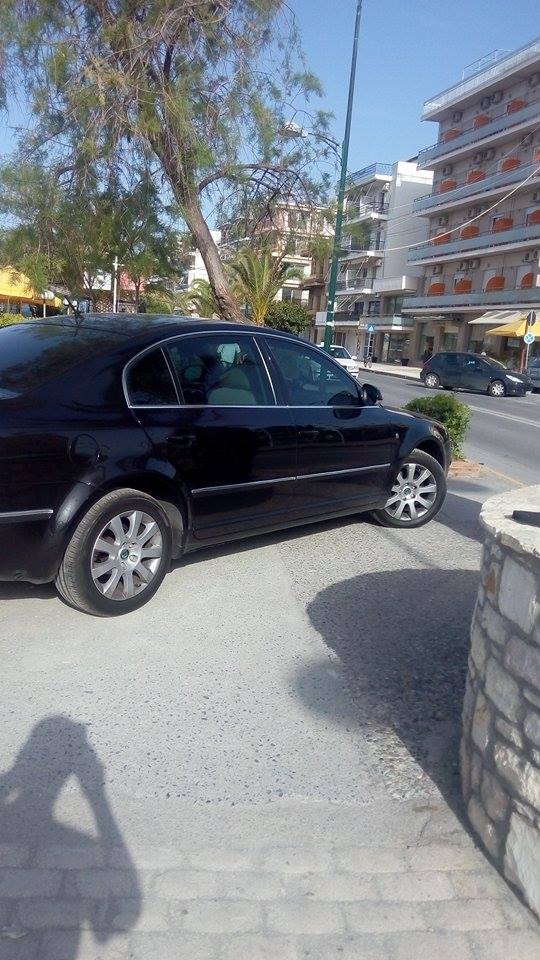 Στο πεζοδρόμιο της Ναυαρίνου…
