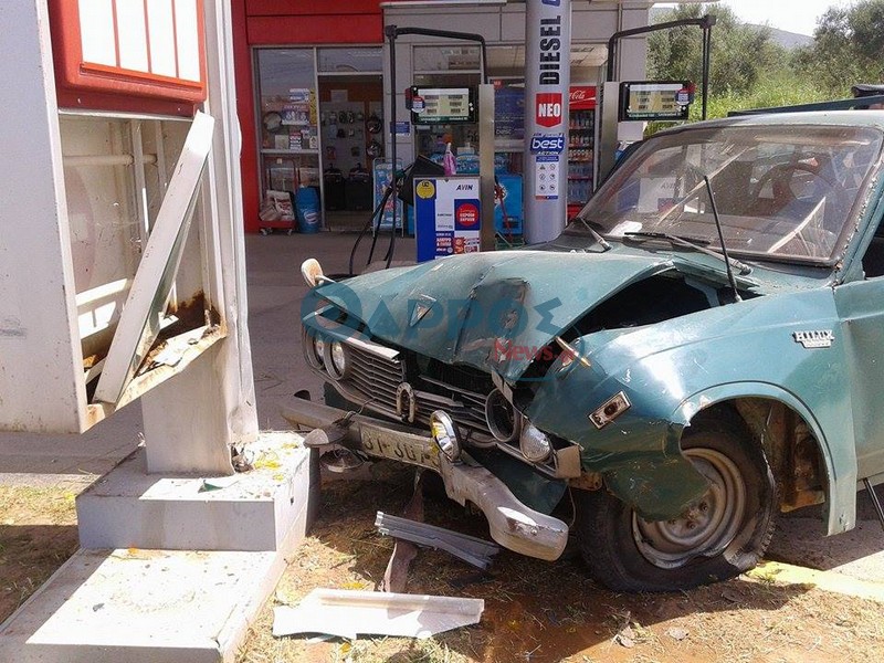 Αυτοκίνητο “καρφώθηκε” σε βενζινάδικο στην Καλαμάτα (φωτογραφίες)