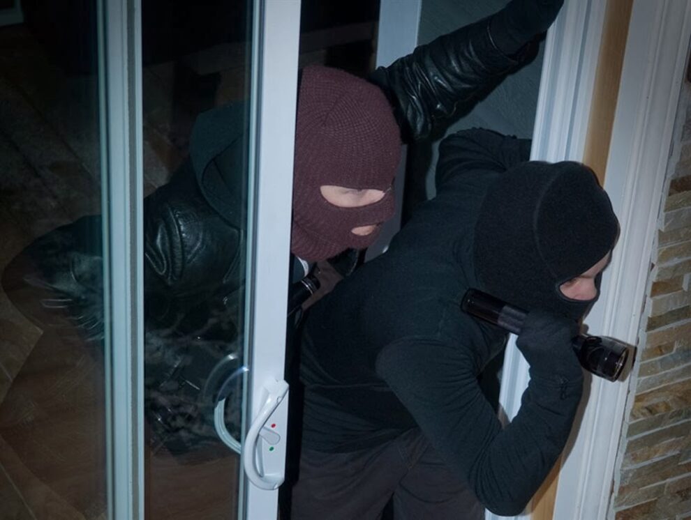 «Πάρτυ» έκαναν προχθές τη νύχτα κακοποιοί που «αλώνισαν» καταστήματα