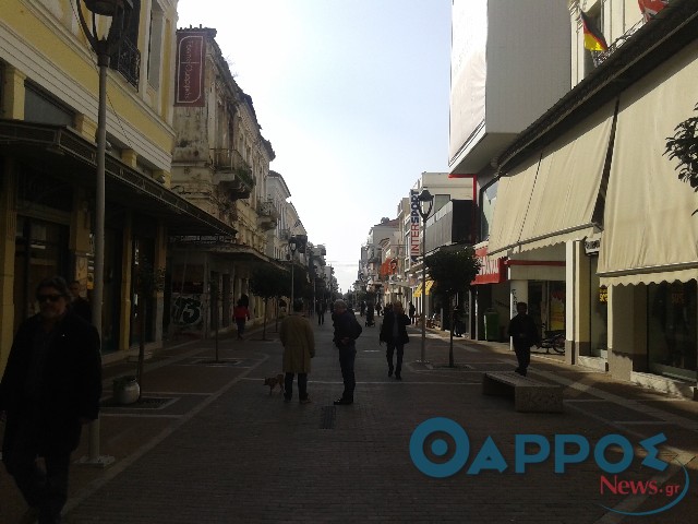 Ξεκινούν οι ενδιάμεσες εκπτώσεις, ανοιχτά αύριο προαιρετικά τα καταστήματα