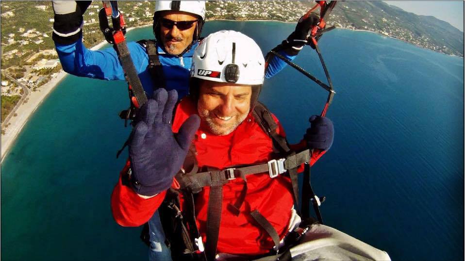 Ο Γιώργος Λαζαρίδης πετάει! (βίντεο)