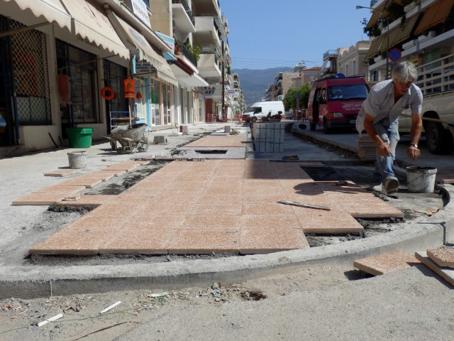 Πεζοδρόμια σε πολλά σημεία της Καλαμάτας