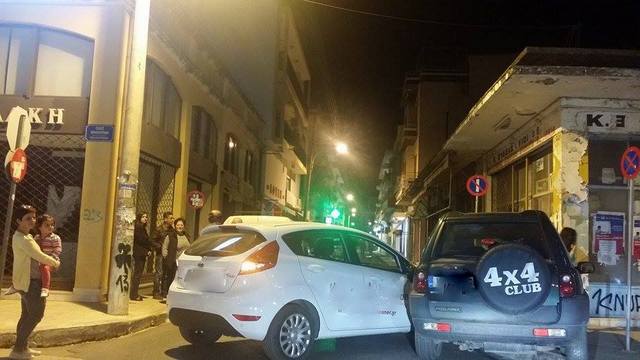 Σύγκρουση οχημάτων στο κέντρο της Καλαμάτας (φωτογραφία)