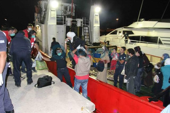 Στην Καλαμάτα μεταφέρεται σκάφος με 170 παράτυπους μετανάστες