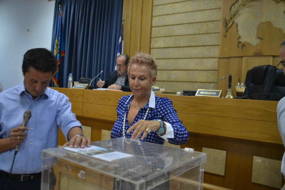 «Μετακομίζει» η Μ. Οικονομάκου με απόφαση δημάρχου