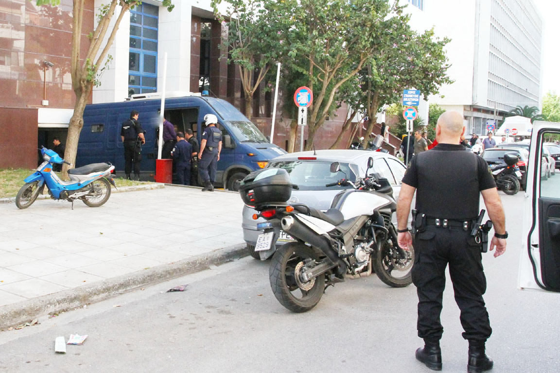 Επεισοδιακά ξεκίνησε χθες η δίκη των 17 που κατηγορούνται για διακίνηση κοκαΐνης και χασίς